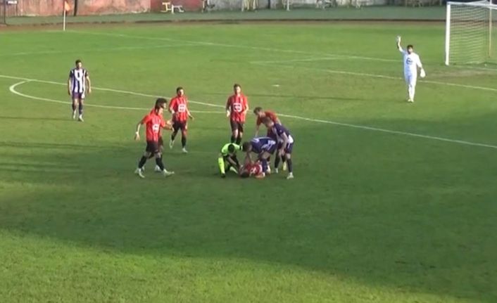 Dili boğazına kaçan futbolcuyu hakemin ilk müdahalesi kurtardı
