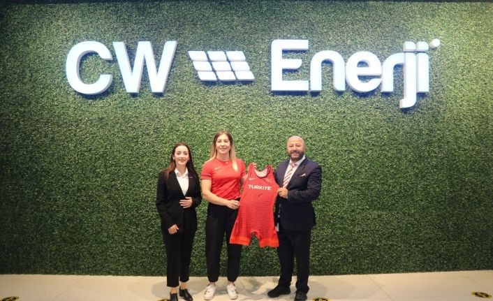 Dünya şampiyonu milli güreşçi, sponsoru CW Enerji’yi unutmadı