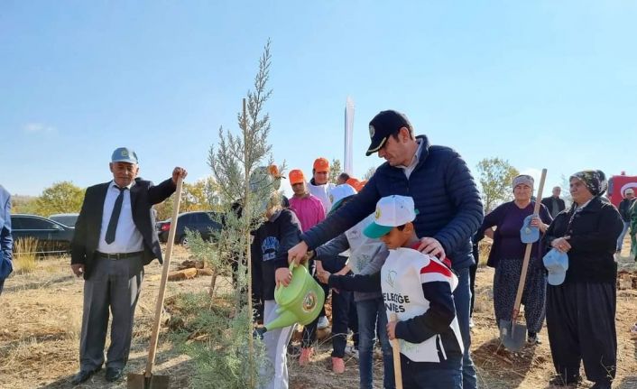 Gölbaşı ilçesinde fidanlar toprakla buluşturuldu