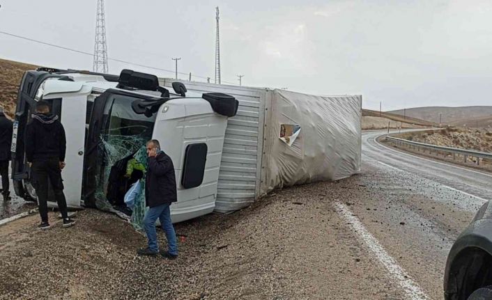 Gürün’de kamyon devrildi: 1 yaralı