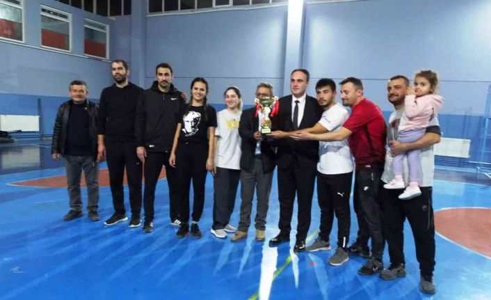 Hisarcık’taki voleybol turnuvasının şampiyonu Şehitler Ortaokulu oldu