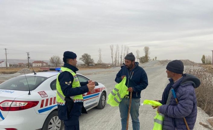 Jandarma çobanlara reflektif yelek dağıttı