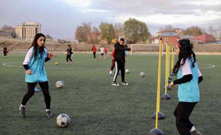 Kadın futbolcular, önyargılara gol atıyor