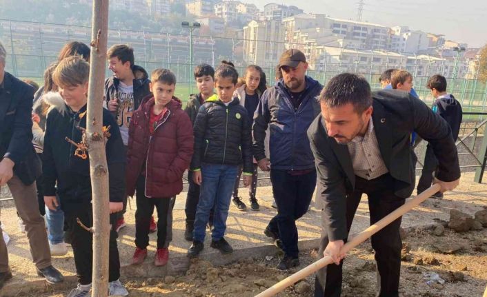 Kestel Belediye Başkanı Önder Tanır, çocuklarla birlikte ağaç dikti