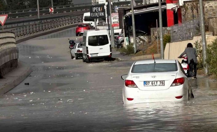 Kuşadası’nda sağanak yağış etkili oldu, yollar göle döndü