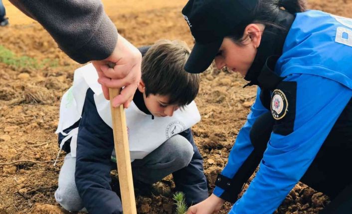 Milli Ağaçlandırma Günü’nde öğrenciler fidanları toprakla buluşturdu