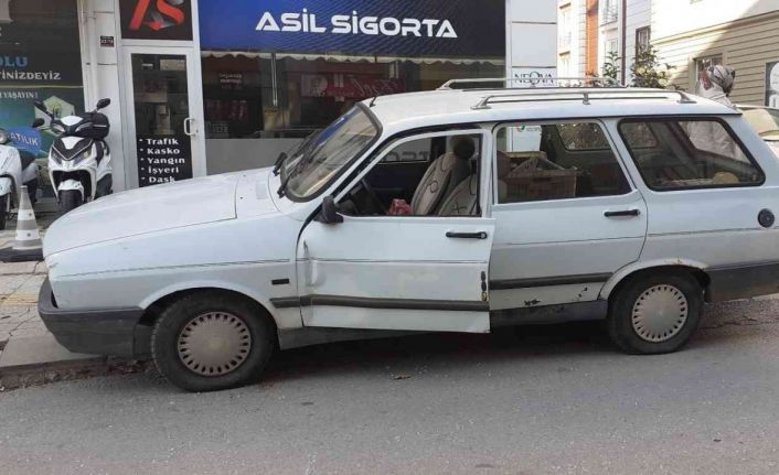 Motosiklet ile otomobilin açılan kapısına çarptı: 1 yaralı