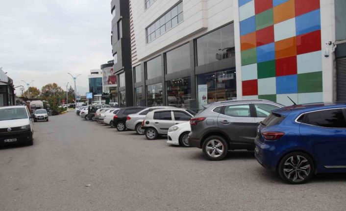 Müşteri otoparkı ama tek park edemeyen müşteriler