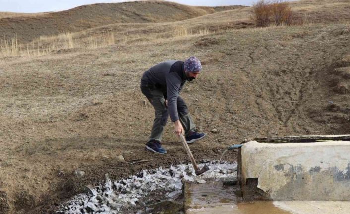 Oltu’nun yüksek kesimlerinde sular donmaya başladı