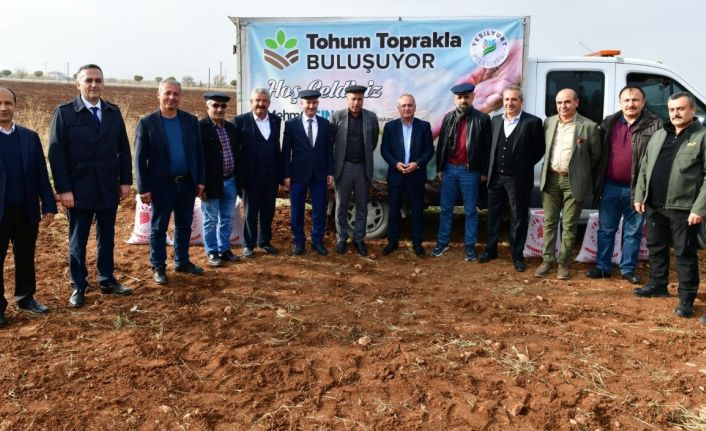 Örnek köye arpa ve buğday tohumu ekildi