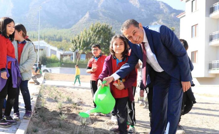 Pamukkale Belediyesi 11 bin 11 fidanı toprakla buluşturdu