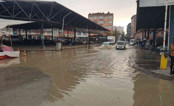 Patlayan su borusu asfaltı yerinden söküp yolları göle çevirdi