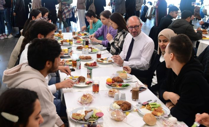 Rektör Erdal, Anadolu TÖMER öğrencileriyle kahvaltıda bir araya geldi