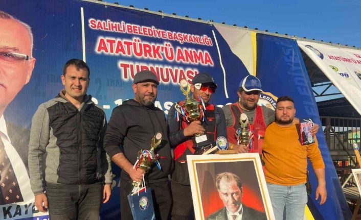 Salihli’de Atatürk’ü Anma Turnuvası’nda dereceye girenlere ödül