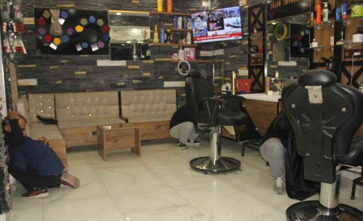 Şanlıurfa’da berber ve müşteriler kuaför salonunda tatbikata uydu