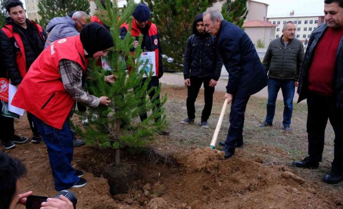 SCÜ’de onlarca fidan toprakla buluştu