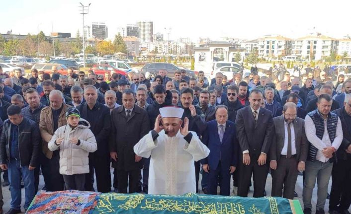 Şehidin vefat eden annesini kahraman oğlunun silah arkadaşları uğurladı