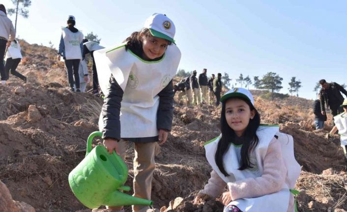 Sındırgı’da binlerce fidan toprakla buluştu