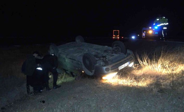 Takla atan otomobil şarampole devrildi: 2 yaralı