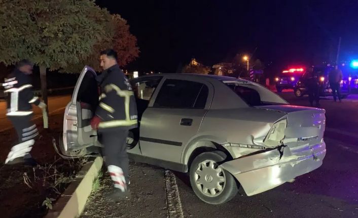 Tokat’ta otomobil refüje çarptı: 1 ölü, 1 yaralı