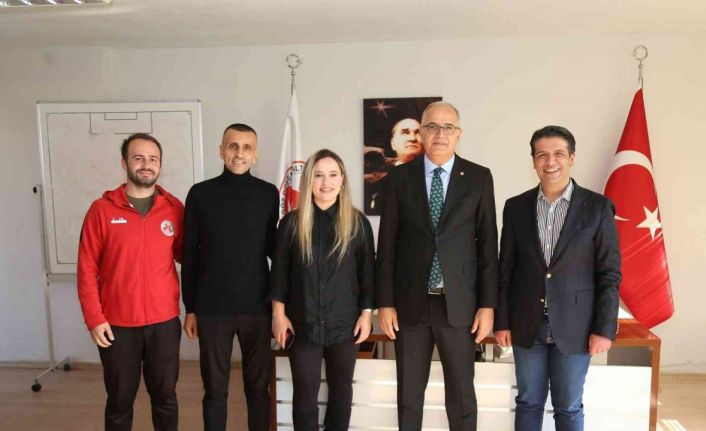 Turgay Genç:  “Kadın voleybol takımımız gururumuz”