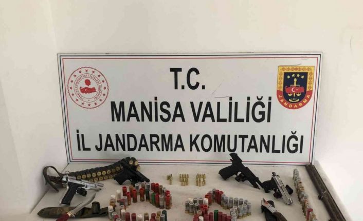 Turgutlu’da bir evde yapılan aramada çok sayıda silah ele geçirildi