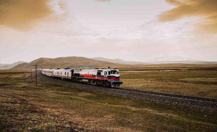 Turistik Doğu Ekspresi yolcuları trenle gidip uçakla dönüyor