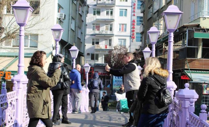 Turistlerin Porsuk Nehri’ne ilgisi Eskişehirlilere adeta yürüyecek yer bırakmadı