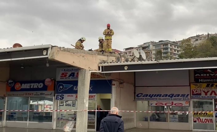 Üsküdar’da şiddetli rüzgarda otobüs yazıhanenin çatısı uçtu