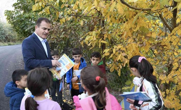 Vali Akbıyık, çocuklara okumanın önemini anlattı