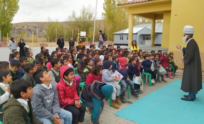 Vanlı öğrenciler tiyatro ile buluşuyor