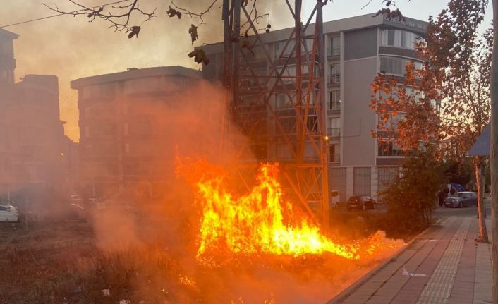 Yüksek gerilim hattı direğinin çevresinde korkutan yangın