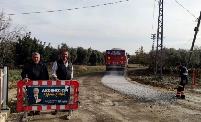 Akdeniz’de asfaltlama çalışmaları sürüyor