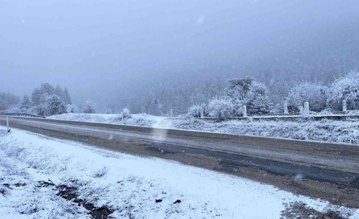 Ankara’ya mevsimin ilk karı düştü