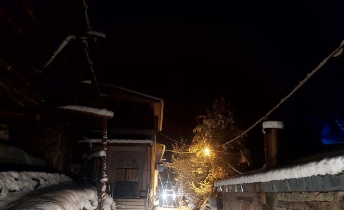 Artvin’de eşya taşırken kar deniyle mahsur kalan vatandaşları ekipler kurtardı