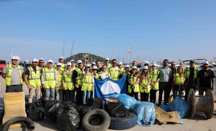 Balıkçı Barınağı’ndan 200 kilogram atık toplandı