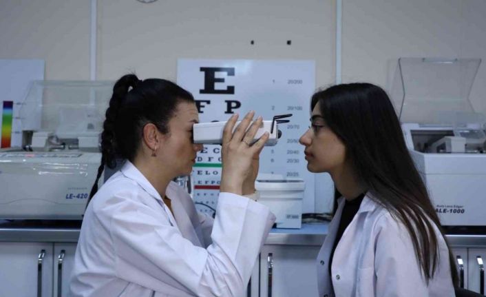 Başarılarıyla öne çıkan BARÜ’lü mezunlar iş başı yapıyor