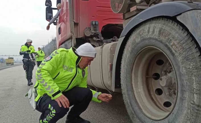 Bolu Dağı’nda sürücüler polisin uygulamasına takıldı