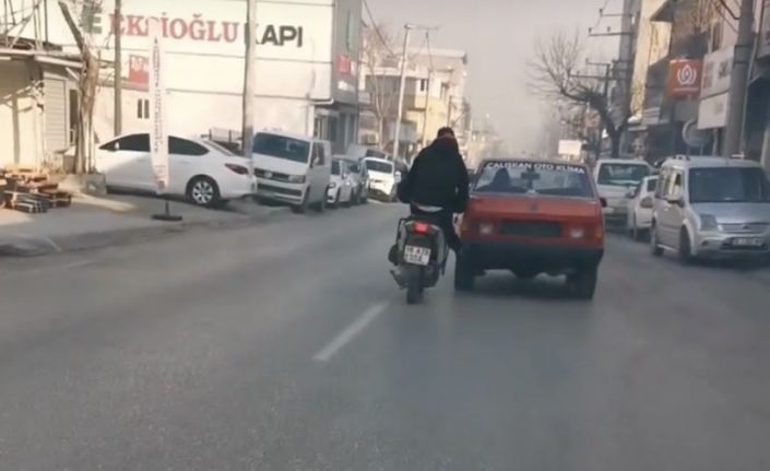 Bozulan otomobili motosiklet ile itti