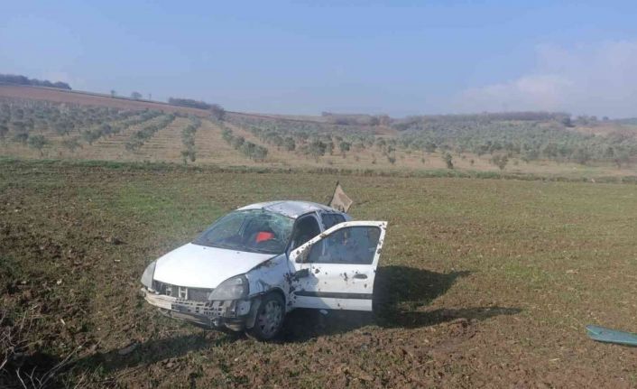 Bursa’da kontrolden çıkan otomobil tarlaya uçtu: 3 yaralı