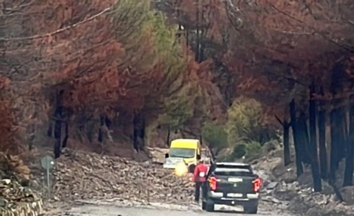 Datça-Betçe yolu sağanak yağmur sonrası kapandı