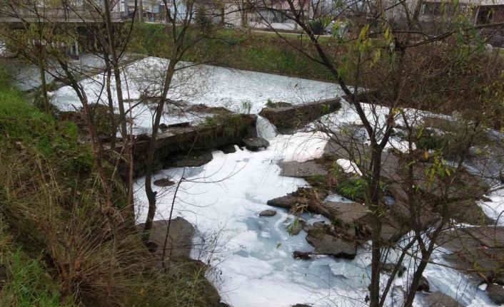 Dere bembeyaz aktı, ekipler bölgeyi inceliyor