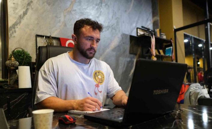 Dünya ikinci olan sporcudan örnek davranış
