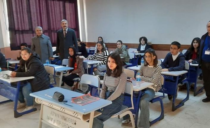 Efeler’de ortaokul öğrencileri matematik ile yarıştı