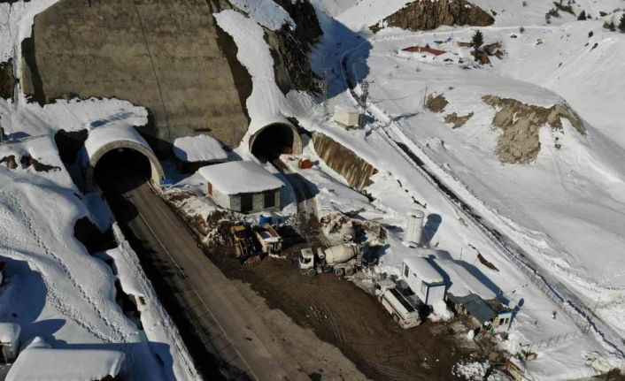 Eğibel’e kar düştü, tünel tek şeritten ulaşıma açıldı