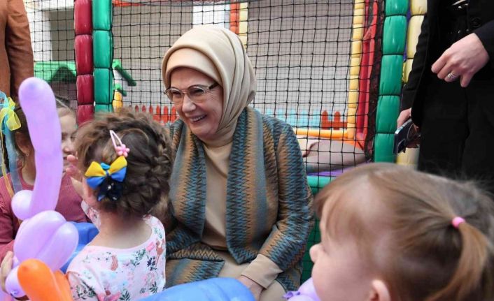 Emine Erdoğan, Ukrayna’dan Türkiye’ye getirilen yetim çocuklarla buluştu