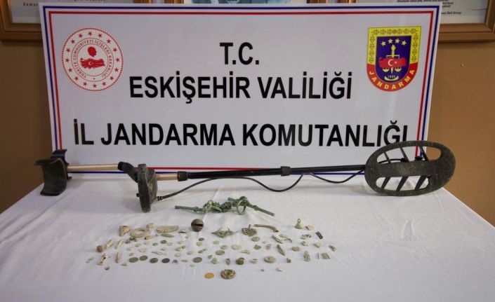 Evinin bahçesinde kaçak kazı yapan şahsa jandarma operasyonu