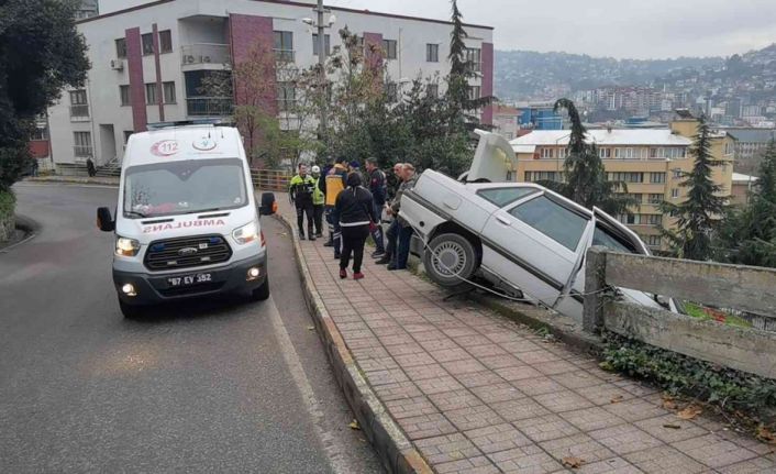 Faciaya ramak kala, otomobille duvarda askıda kaldılar