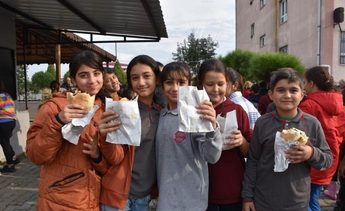 Germencik’te 700 öğrenciye balık ekmek dağıtıldı