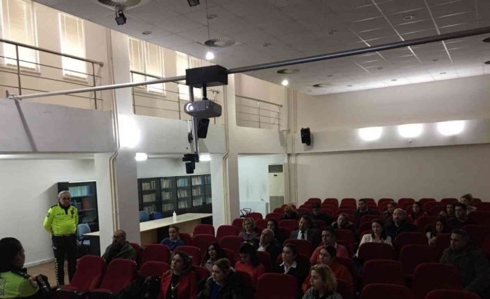Gönüllü okul trafik görevlilerine eğitim verildi